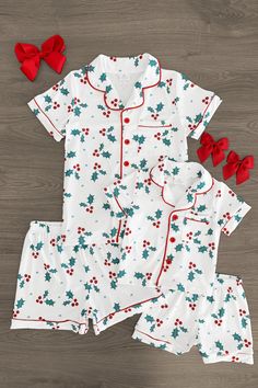 Mom & Me - White Holly Pajamas Pajama Set For Kids, Family Chritmas Pjs, Best Christmas Pajamas Families, Coordinating Christmas Pajamas, Christmas Family Matching Pajamas, Christmas Clothes Ideas For Women, Cute Christmas Stuff, Cute Christmas Things, Gingerbread Pajamas