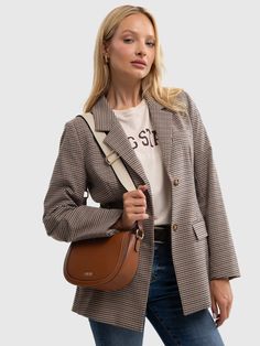 Dodaj odrobinę luksusu do swojej codziennej garderoby dzięki wyjątkowej, brązowej torebce damskiej typu crossbody Amelia 803 od BIG STAR. Ten elegancki model, wykonany z miękkiego tworzywa PU w klasycznym brązowym kolorze, jest idealnym połączeniem funkcjonalności i stylu. Zaprojektowana z dbałością o każdy detal torebka posiada logo i okucia w kolorze złotym, dodające jej wyrafinowanego blasku.

Główne cechy charakterystyczne torebki crossbody BIG STAR:

 wykonana z miękkiego tworzywa PU, elega Big Star, Amelie