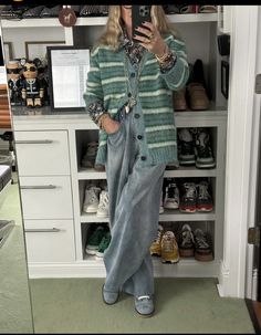 Colorful Fall Fashion, Stripe Cardigan Outfit, Lori Hirshleifer, High Waisted Pants Outfit, Jeans Destroyed, Fashion Things, Work Style, Cardigan Outfits, Destroyed Jeans