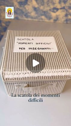 a box that is sitting on top of a white table with the words la scatola difficili per insegrantti