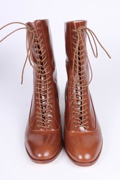 Charming Low-Heel Everyday Edwardian Style Boots These everyday lace-up boots are crafted from top-quality leather, evoking Edwardian-era style with a design inspired by models from 1915 to 1920. Featuring a medium-high shaft, secured by long cotton laces, and a slightly sturdy 1,2 inch heel, these boots offer both comfort and stability. The leather sole and cotton lining maintain a traditional aesthetic, while silicone inserts provide modern comfort and a snug fit. The shoes are available in re 1930s Shoes, 1950s Shoes, 1920s Shoes, 1940s Shoes, Traditional Aesthetic, Winter Fashion Boots, Edwardian Style, Low Heel Shoes, Style Boots