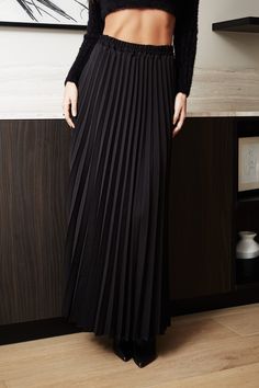 Black Long Pleated Skirt, Long Pleated Skirt Outfit, Long Pleated Skirt, Pleated Skirt Outfit, Pleated Long Skirt, Pleated Maxi Skirt, Military Style Jackets, Pleated Maxi, Women's Jackets