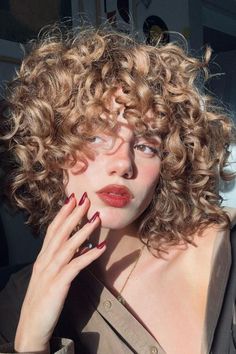 Curly Hair With Face-Framing Curly Hair Trends, Copper Blonde, Blonde Curls, Short Curly Haircuts, Short Curls, Curly Hair Inspiration, Short Hair With Layers, Curly Hair Cuts, Short Curly Hair