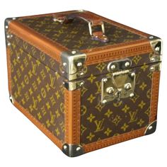 This very nice Louis Vuitton monogram train case features solid brass corner and lock.Its lock is stamped Louis Vuitton. Its beautiful toffee color trim is all printed with monogram . It is also embossed Louis Vuitton on its beatutifully patinated leather top handle. All its studs are engraved Louis Vuitton. Its interior is in very good condition in beige washable lining. It has got its original little removable suitcase and an inside mirror under its lid. It also still has kept its Louis Vuitton label with its serial number. 1 original working key . When not in use for your travels, it would add a wonderful French touch to chic interiors , like a piece of art... H 8.27 in. x W 8.67 in. x D 11.82 in. H 21 cm x W 22 cm x D 30 cm Louis Vuitton Suitcase, Toffee Color, Sac Louis Vuitton, Box Maker, Louis Vuitton Store, Louis Vuitton Limited Edition, Louis Vuitton Jewelry, Louis Vuitton Keepall, Cute Nike Shoes