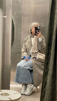 New Balance Outfit Hijab, Hijab Sneakers Outfit, Hijab Style For Winter, Winter Fits Hijabi, Hijab Style Winter Outfit Ideas, Winter Outfits For Hijab, Hijab Winter Outfit, Winter Hijab Outfits Casual, Fall Outfits Hijab