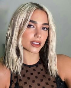 Dua Lipa Blonde, Dua Lipa Hair, Growing Out Bangs, Blonde Ponytail, Peekaboo Hair, Dyed Blonde Hair, Calvin Harris, Penteado Cabelo Curto, Kris Jenner