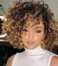 Unique Highlights Curly Hair, Curly Fro Highlights, Curly Golden Highlights, Curly Hair With Bangs 3b/3c, Carmel Highlights On Brown Hair Curly 3a, Short Curly Crochet Hair, Curly Crochet Hair Styles, Choppy Bob Hairstyles, Braid In Hair Extensions