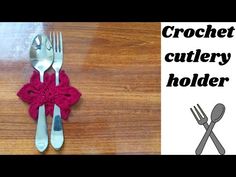 crochet cutlery holder with fork and knife on wooden table next to text that reads crochet cutlery holder