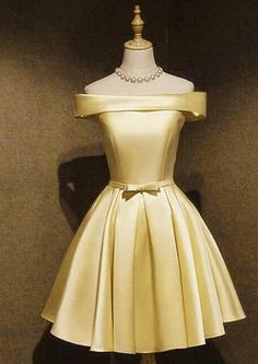 Yellow Satin Prom Dress, Knee Length Evening Dress, Prom Dress Short, Dama Dresses, Dress Display, Yellow Satin, Short Homecoming Dress, Satin Prom Dress, Dress Satin