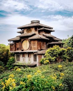 an old building in the middle of some bushes