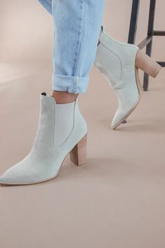 Grey Boots Outfit, Fall Fashion Boots, Boots For Ladies, Blue Suede Boots, Fall Boots Outfit, Winter Boots Outfits, Gray Boots, Boots Outfits, Grey Suede Boots