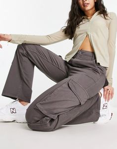 Pants by Bershka Make your jeans jealous High rise Belt loops Functional pockets Straight fit Bershka Cargo Pants, Waist Cargo Pants, Grey Cargo Pants, Summer Trousers, Grey Trousers, Grey Leggings, Women Cargos, Cargo Pants Women, Cargo Jeans