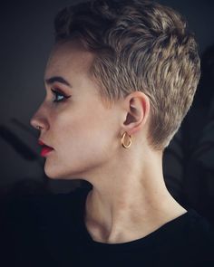 Kristen Stewart has got to be the most popular actress, as well as someone who people around the globe envy. This is mostly due to the fact that she g... Mohawk Hairstyles For Women, Pixie Haircut Ideas, Bob Pixie, New Short Hairstyles, Textured Haircut, Short Hair Images, Crop Hair