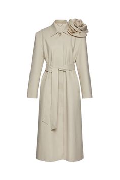 A long oversized gabardine trench coat with a classic collar Closure with a horn button at the top, Tightened at the waist by a fabric belt. Featuring a detachable oversized flower brooch. Composition: 98% Cotton, 02% Elastane Royal Outfit, Carolina Dress, Dancer Lifestyle, Ladies Coat Design, Fashion Guide, Magda Butrym, Style Edit, Lace Dresses, Coat Design