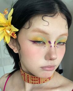 Whimsical Eye Makeup, Midsommar Makeup, Flower Makeup Aesthetic, Flower Inspired Makeup, Floral Eye Makeup, Yellow Makeup Looks, Pan Makeup