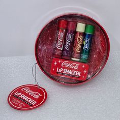 The Coca-Cola Lip Smacker Lip Balm Set offers a unique blend of flavors packaged in a collectible tin case. This set includes four lip balms, each inspired by popular beverage flavors, ensuring lips are nourished while enjoying a fun sensory experience. The tin case provides a convenient storage solution, making it an excellent option for both personal use and gifting. • Includes 4 lip balms • Collectible tin case • Flavors: Coca-Cola, Cherry Coke, Vanilla Coke, Sprite • Officially licensed • Compact and portable Cherry Coke, Tin Case, Vanilla Coke, Lip Balm Set, Lip Smackers, Sensory Experience, Lip Balms, Storage Solution, Coca Cola