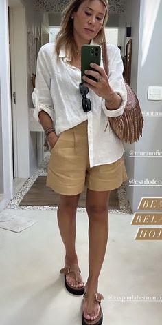 Miami Holiday Outfits, Cream Denim Shorts Outfit, Khaki Linen Shorts Outfit, Chic Holiday Outfits Summer, Cyprus Outfit Ideas, Europe Trip Outfits Summer, Hot Weather Work Outfit, Mexico Summer Outfits, Looks Com Short