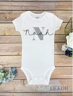 Baby Shower Cricut, Baby Name Onesie, Cricut Baby Shower, Christmas Gift For Baby, Name Onesie, Sublimacion Ideas, Baby Boy Shirts