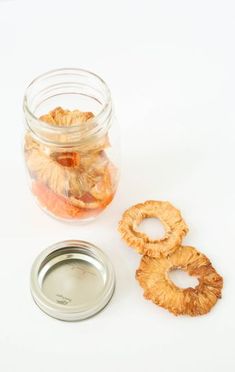 craft cocktail recipe Spirit Infusion Jars Diy, Gin Infusion Kit, Craft Cocktail Kits Diy, Mason Jar Dried Cocktails Diy, How To Make Cocktail Infusion Kit, Dry Cocktail Mixes, Dehydrated Fruit Cocktail Recipes, Cocktail Infusion Jar Recipe, Cocktail Jar Gift