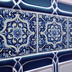 a blue and white tile design on the side of a wall