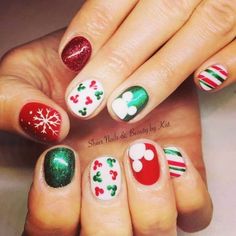 Disney Christmas Manicure, Disney Christmas Dress, Disney Christmas Gel Nails, Disney Christmas Pedicure, Mickey Nails Christmas, Mickey Mouse Christmas Nails Design, Mickey Mouse Nail Art Design, Christmas Disney Nails Short