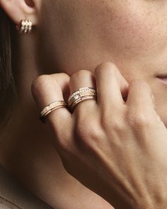 Possession is an invitation to play, to twist, to turn life on, offering endless possibilities to mix and match the creations. Piaget Engagement Ring, Piaget Rings, Piaget Possession, Rose Gold Earring