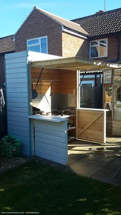 an outdoor kitchen is built into the side of a house