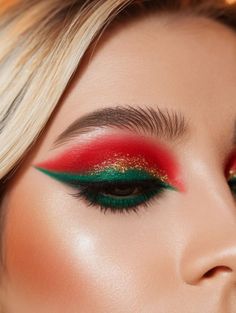 Gorgeous 26 Green Eye Makeup Ideas For Christmas In 2023 Grinch Eyeshadow Looks, Xmas Eyeshadow Looks, Christmas Eyeshadow Looks Easy, Christmas Theme Makeup, Christmas Makeup Ideas Holiday, Christmas Inspired Makeup, Christmas Eye Makeup Ideas, Makeup Ideas For Christmas