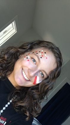 Spirit Day Makeup Homecoming, Hoco Spirit Face Paint, School Spirt Makeup, Face Painting Designs For Football Games, Homecoming Face Paint Ideas Football, Hoco Face Paint, Hoco Game Face Paint, School Face Paint Spirit, Spirit Day Makeup