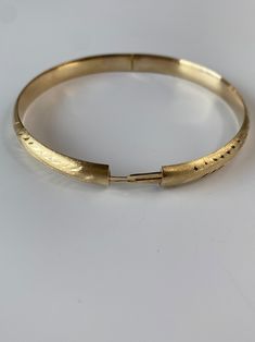 Brazalete vintage de oro de 14 quilates grabado en satén, Joyería fina, Oro auténtico real - Etsy Engraved Bangle, Gold Satin, 14k Gold, Bangles, Gold