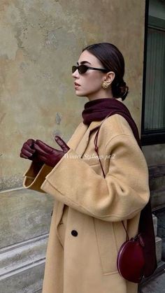 Winter Fashion Outfits Boots, Burgundy Outfit Aesthetic, Burgundy Outfits For Women, Burgundy Fall Outfits, Womens Winter Fashion, Gloves Aesthetic, Burgundy Coat, Outfit Elegantes