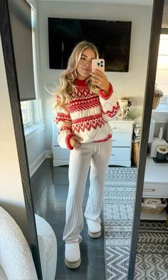 Comfy Cute Christmas Outfit, Comfy Christmas Eve Outfits, Christmas City Outfit, Comfy Christmas Day Outfits, Christmas Outfit Comfy Casual, Christmas Ugg Outfits, Styling Christmas Sweater, Comfy Christmas Outfits Leggings, Christmas Outfit Ideas Teens