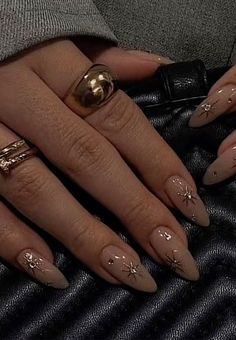 Vintage Almond Nails, Mail Inspo 2024, Nails 2024 Almond, Baddie Nails Almond, Mail Inspo Almond, Baddie Almond Nails, Punk Nails, Casual Nails, Simple Acrylic Nails