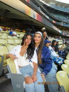 White Dodger Jersey Outfit Women, Cute Baseball Game Pictures, Dodger Outfits For Women, Angels Baseball Outfit Women, Chic Baseball Game Outfit, Dodgers Jersey Outfit Womens, Dodgers Game Aesthetic, Dodgers Outfit Women Casual, Baseball Game Aesthetic Pictures