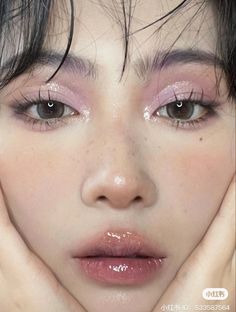 Makeup Looks Shiny, Douyin Makeup Single Eyelid, Pink Chinese Makeup, Girly Soft Makeup, Pink Cool Tone Makeup, Pink And Gold Douyin Makeup, Douyin Makeup Peach, Light Pink Douyin Makeup, Ethereal Douyin Makeup