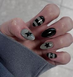 Grunge Star Nails, Short Emo Nail Designs, Dark Star Nails, Senior Year Nails, Nail Inspo Simple Design, Short Star Nails, Star Design Nails, Star Nail Ideas, Nail Designs Grunge