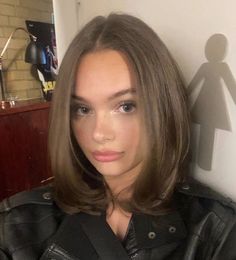 Bob Hairstyles Light Brown, Shoulder Length Hair Light Brown, Hairstyles Light Brown, Dark Brown Hair Bob, Shoulder Length Layered Hairstyles, Brown Hair Bob, Brown Hair Short, Collarbone Length Hair, Short Dark Brown Hair