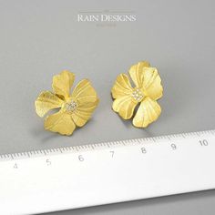 Peonies are known as the flower of riches and honor. With their lush, full, rounded bloom, peonies embody romance and prosperity and are regarded as an omen of good fortune and happy marriage. The peony earrings are meticulously handcrafted by our artists with high quality 925 sterling silver. The gold flower is 18K gold plated on 925 sterling silver. Size: approx. (W x L) 15 x 16mm • Handmade with love • Authentic 925 Sterling Silver • Natural Gemstones • Eco-friendly packaging • Great for Gift Peony Earrings, Silver Wire Earrings, 18k Gold Necklace, 18k Gold Earrings, Flower Stud Earrings, Bird Earrings, Flower Stud, 18k Gold Ring, Silver 925 Necklace