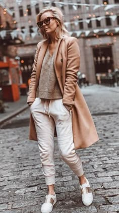 casual fall street style White Pants, Casual Chic, Fall Fashion, Athleisure, Casual Style, Fashion Ideas, Winter Outfits, Winter Fashion, What To Wear