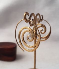 Bohemian small spiral brass hoops earrings with tribal design.Boho minimal earrings dainty very easy to wear all day long.Tribal ethnic earrings ideas for gift for wife.Ethnic jewelry. SIZE: 25 mm x 25 mm. YOU CAN FIND SOME SIMILAR MODELS IN: https://www.etsy.com/es/listing/287910751/pendientes-boho-argolla-tribal-pendiente?ref=shop_home_active_9&frs=1 https://www.etsy.com/es/listing/628779757/pendientes-boho-pendientes-plata?ref=shop_home_active_3 https://www.etsy.com/es/listing/287907989/p Dainty Hoop Jewelry For Everyday, Elegant Spiral Jewelry For Gifts, Adjustable Nickel-free Yellow Gold Jewelry, Elegant Pierced Jewelry For Summer, Bohemian Dangle Brass Jewelry, Bohemian Gold Plated Silver Jewelry, Bohemian Brass Dangle Jewelry, Dainty Small Hoop Jewelry For Everyday, Dainty Small Hoop Everyday Jewelry