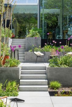 tuin garden green concrete beton levels small garden terrastuin buitenkeuken outside kitchen architecture allium Front Yard Planters, Landscape Stairs, Rooftop Gardens, Modern Garden Design, Casa Exterior