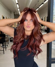 Red Hair On Tanned Skin, Haircolor 2024 Fall, Cherry Copper Hair Color, Cherry Auburn Hair, Cowgirl Red Hair, Cherry Red Brown Hair, Auburn Hair Color Balayage, Muted Red Hair, Balayage Copper Hair