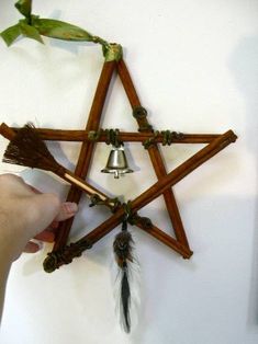 Cinnamon pentacle  https://www.facebook.com/TheCraftyCauldrons/photos/a.1464179250467282.1073741827.1464173410467866/1477955722422968/?type=1&theater Paper Vines, Pagan Pentacle, Yule Holiday, Pagan Yule, Earth Projects, Witch Crafts, Pagan Spirituality, Wiccan Crafts, Pagan Crafts