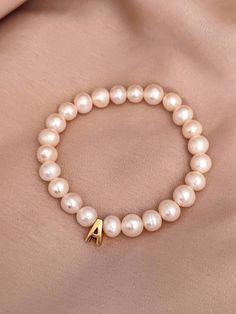 Noble freshwater pearl bracelet Ideal for summer ☀️ Standard size: approx. 17 cm or select your desired size * Freshwater pearls approx. 7-10 mm * 18k stainless steel letter gold plated * Elastic rubber band Packed in a cute velvet bag ❤️ In our shop you will find more nice offers 😍 INFO Due to the lighting conditions, the colors on the monitor may differ slightly. Pearl Gold Bracelet, Gold Pearl Bracelet, Pearl Letters, Letter Bracelet, Gold Letter, Freshwater Pearl Bracelet, Bracelet Boho, Gold Letters, Velvet Bag