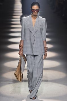 Givenchy : runway -  Paris Fashion Week autumn/winter 2020 Runway Suit Women, Givenchy Runway, Avangard Fashion, Minimalist Moda, Paris Fashion Week Runway, Runway Outfits, Just Style