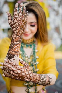 Arabic Mehndi Designs for Bride Karva Chauth Mehndi, Karva Chauth Mehndi Designs, Arabic Bridal Mehndi Designs, Leaf Decor Wedding, Peacock Mehndi, Traditional Mehndi Designs, Peacock Mehndi Designs, Karva Chauth, Leg Mehndi