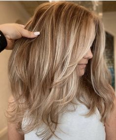 Winter Haircolor Blonde, Golden Blonde Hair With Babylights, Caramel Highlights Long Hair, Hair Color Trends For Blondes 2023, Warmer Blonde Hair For Fall, Cinnamon Lowlights In Blonde Hair, Blonde For Fall 2023, Fall Carmel Blonde Hair Color, Autumn Highlights For Blonde Hair