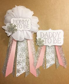 two ribbons with the words mommy to be and daddy to be on them