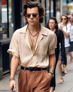 Harry Styles Street Style, Masc Fashion, Harry Styles Outfit, Mens Chain, 70s Outfits, Italy Outfits