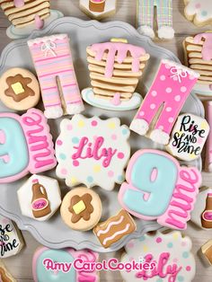 some cookies that are on a plate with the letters g and h in them,